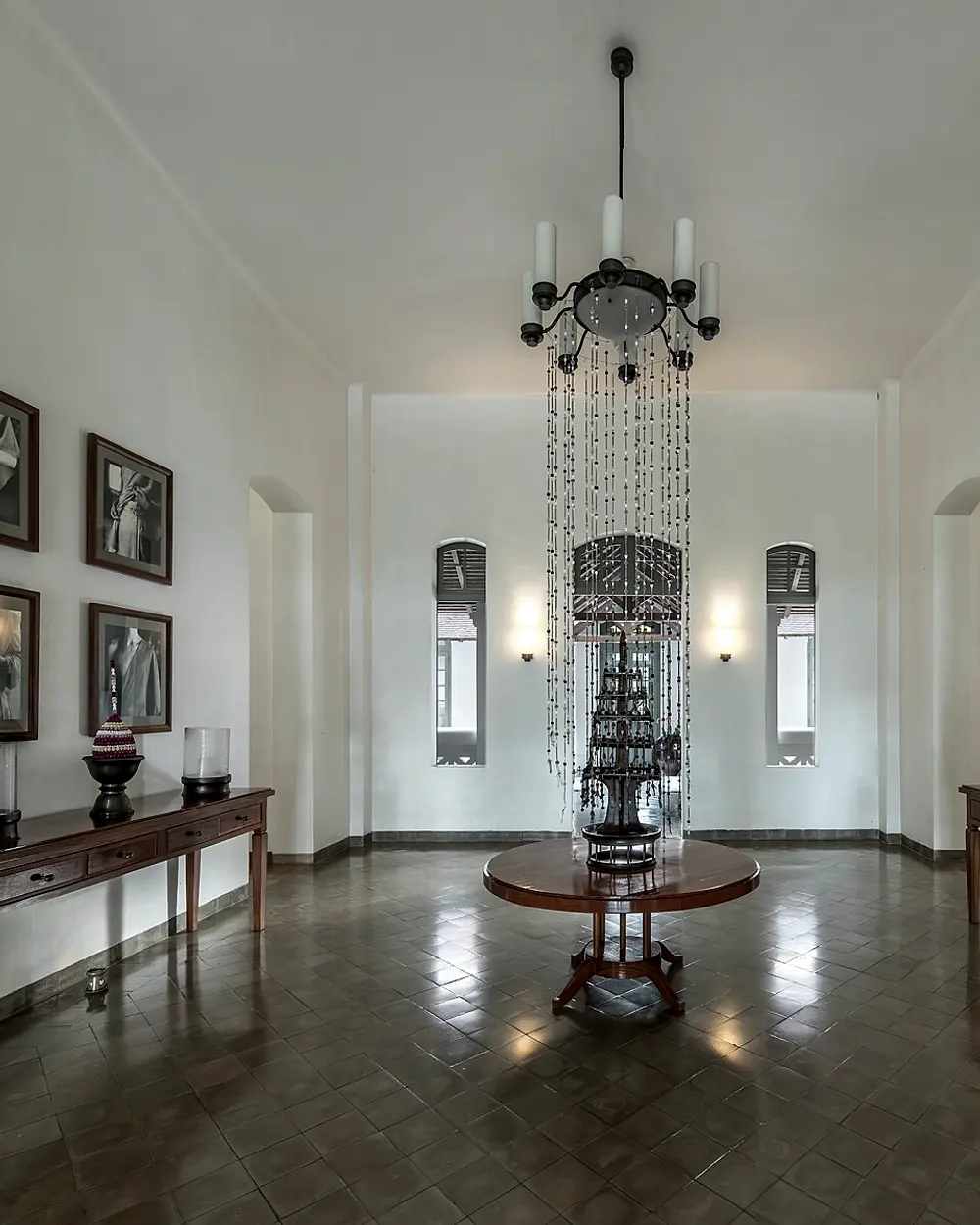Otel lobisi, mermer zemin ve avize